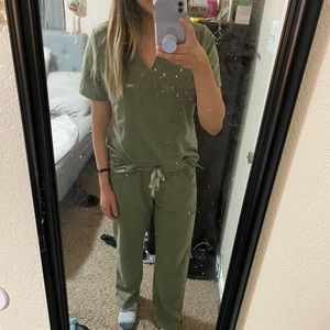 Figs scrubs heather olive